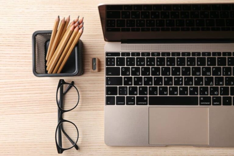 Comparativa destacando diferencias clave entre MacBook y notebook