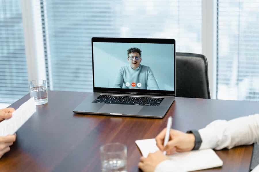 Imagen de Cuándo alcanza una webcam integrada y cuándo conviene una externa