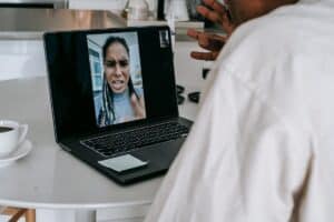 Cuándo alcanza una webcam integrada y cuándo conviene una externa