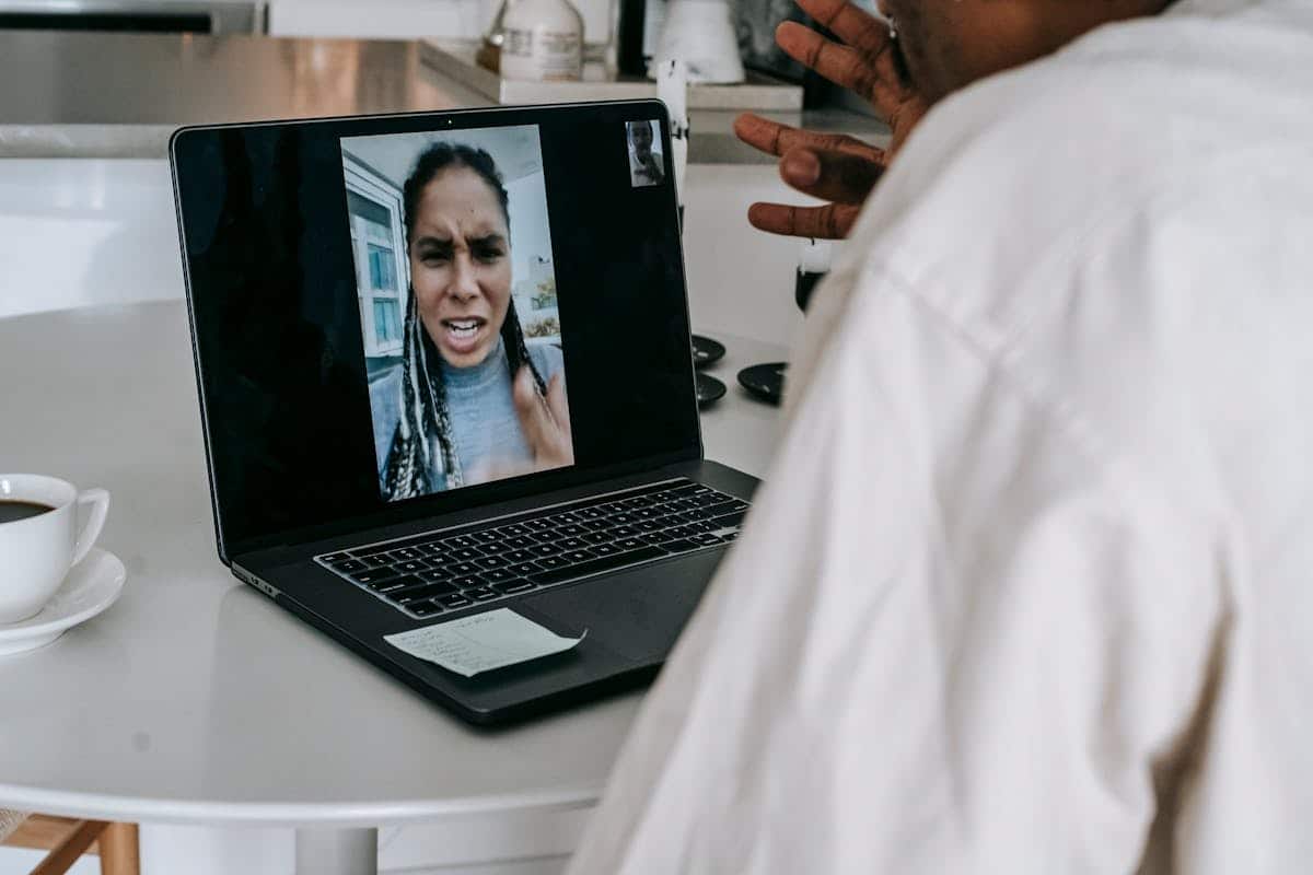 Imagen de Cuándo alcanza una webcam integrada y cuándo conviene una externa