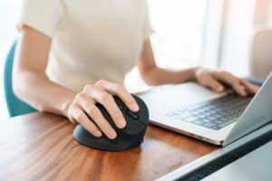 Cómo elegir un mouse cómodo para jornadas largas frente al PC