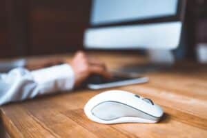 Qué accesorios mejoran el uso del mouse en escritorios pequeños