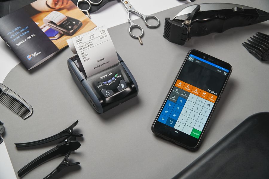 Caja registradora y calculadora en barbería digital