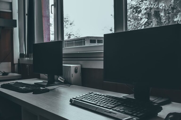 Computadoras modernas para conexión de monitores duales