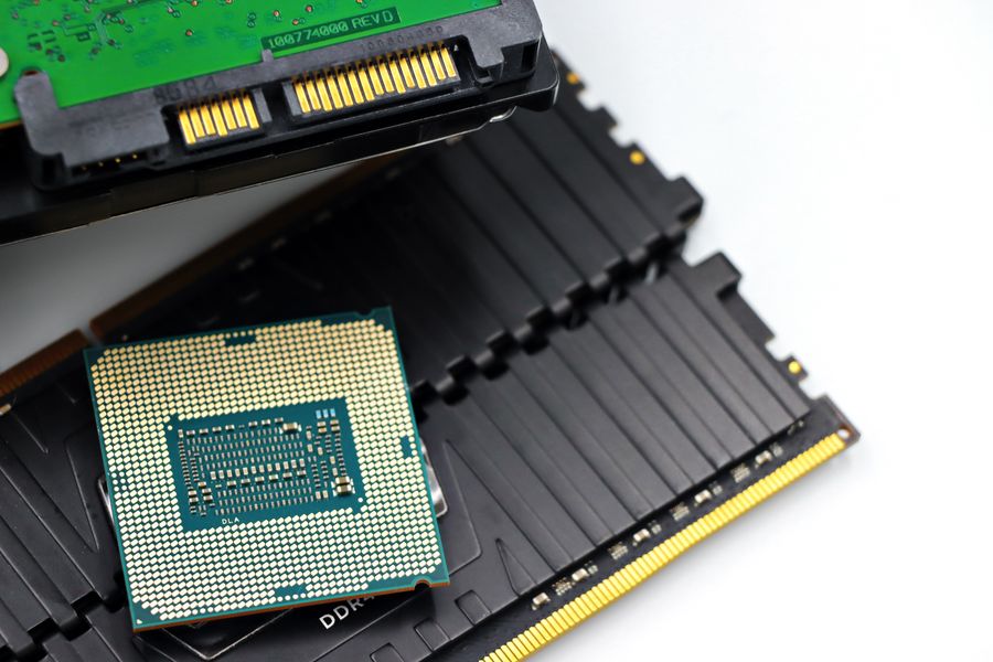 CPU y módulos RAM en hardware de computadora