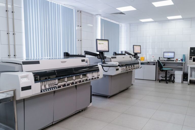 Equipos de impresión avanzada en laboratorio moderno