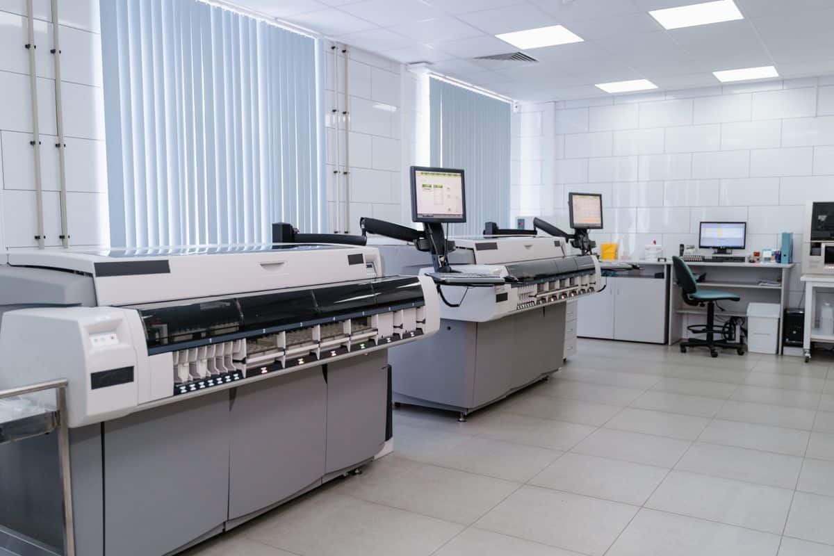 Equipos de impresión avanzada en laboratorio moderno