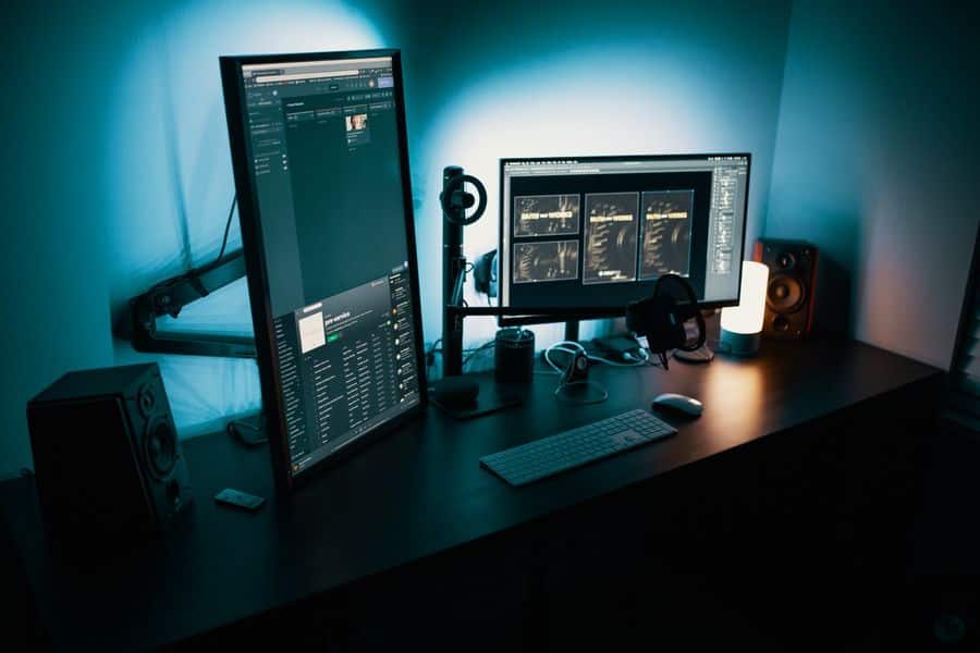 Escritorio con doble monitor para oficina