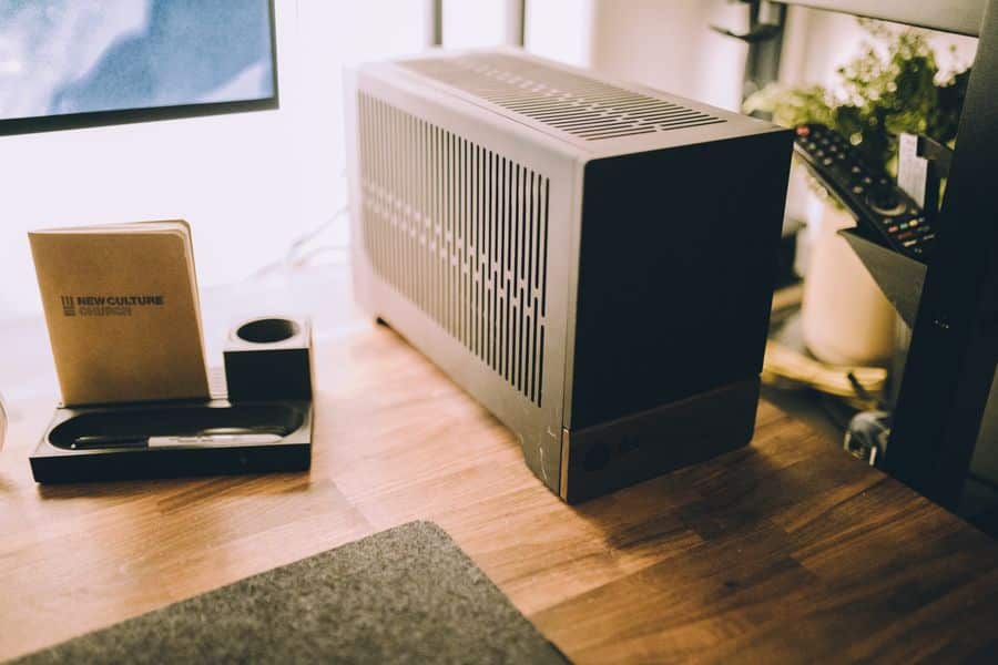 Escritorio moderno con mini PC