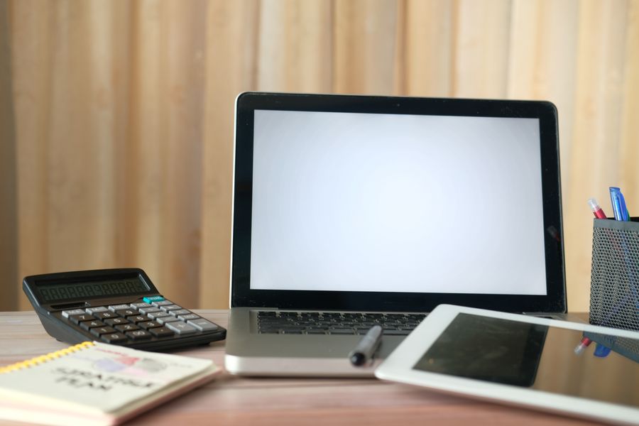 Escritorio de oficina con laptop y tablet para conexión Wi-Fi y USB