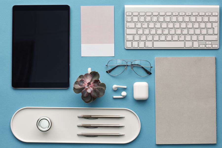Espacio de trabajo minimalista con gadgets tecnológicos