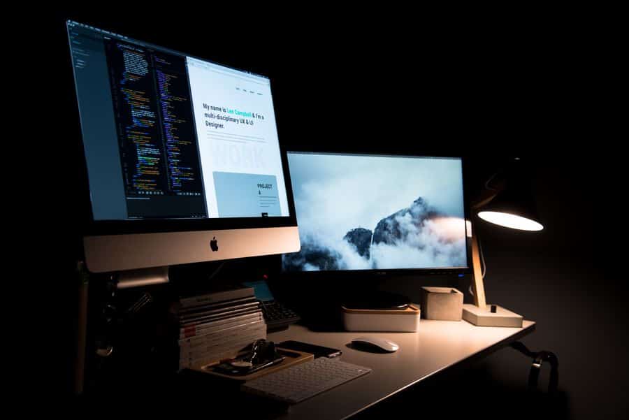 Espacio de trabajo con monitores duales