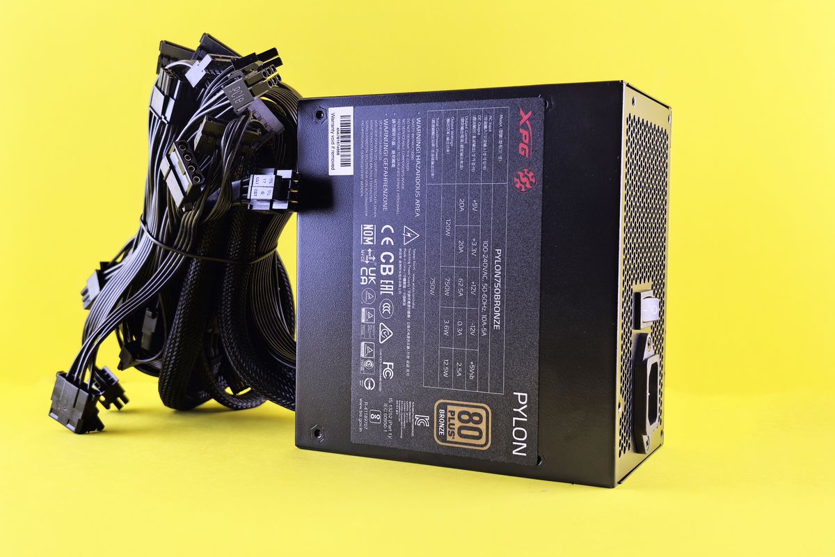 Fuente de poder para PC negra