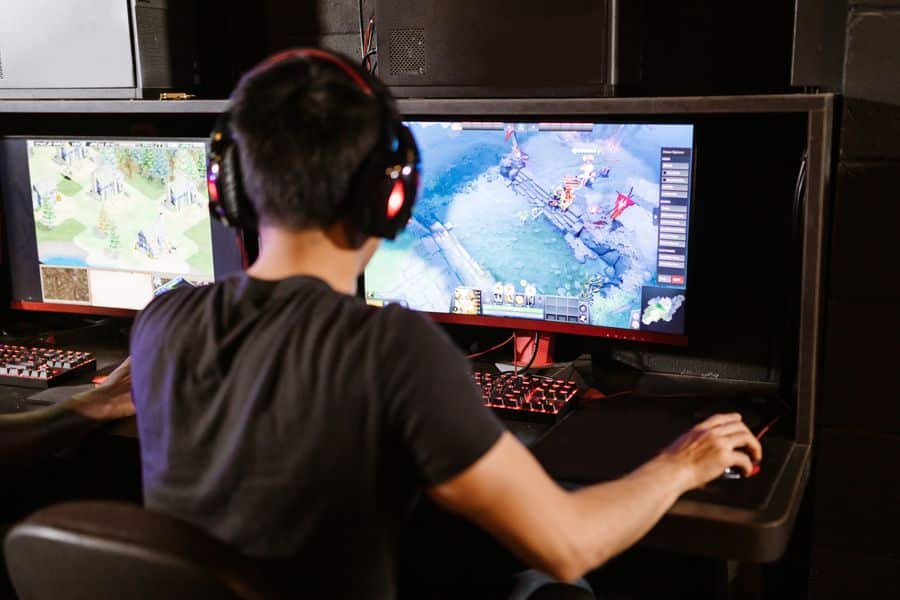 Gamer con auriculares Samsung Odyssey G4