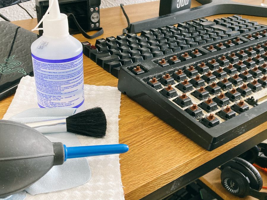 Herramientas y productos para limpieza de teclado mecánico