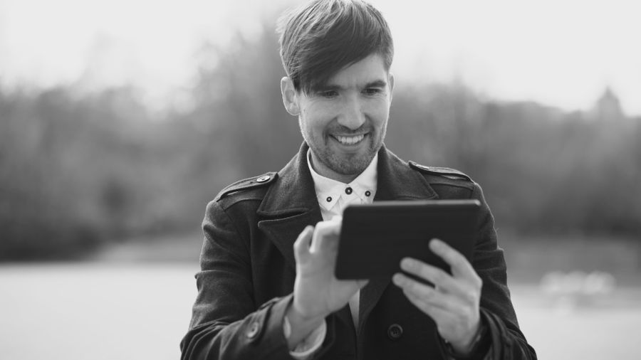Hombre con tablet en exteriores