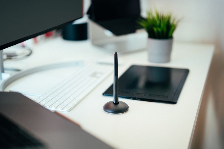 Lápices ópticos activos y pasivos en espacio de trabajo moderno