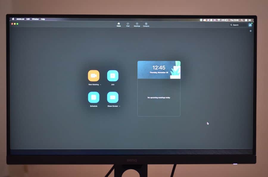 Monitor BenQ Designer PD2706U en escritorio moderno