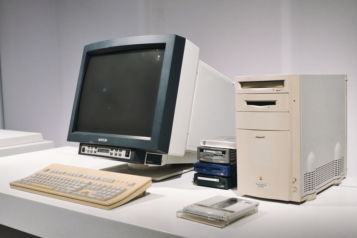 Monitor CRT clásico en tecnología retro