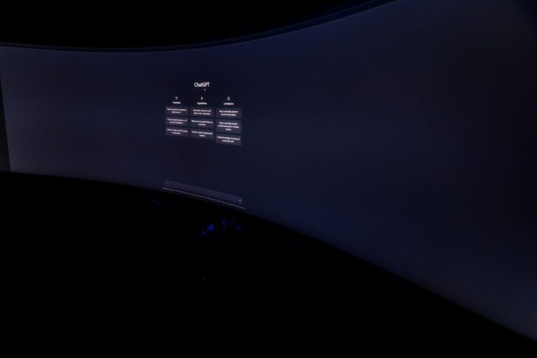 Monitor curvo con interfaz ChatGPT