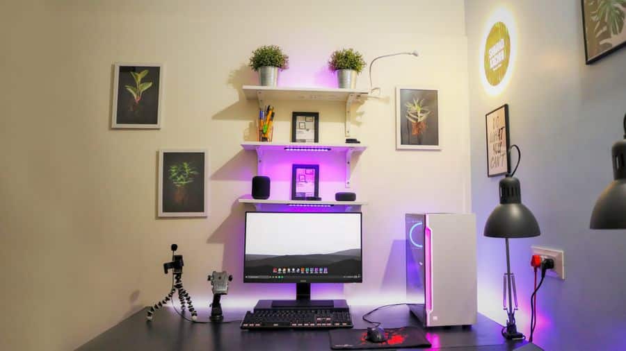Monitor para oficina en casa minimalista