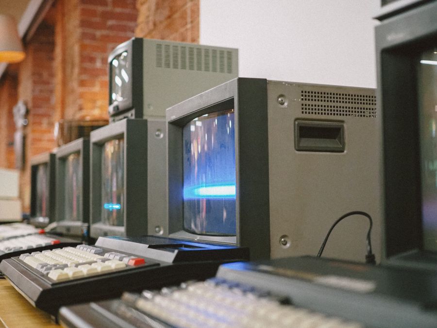 Monitores CRT vintage para comparación de tamaños
