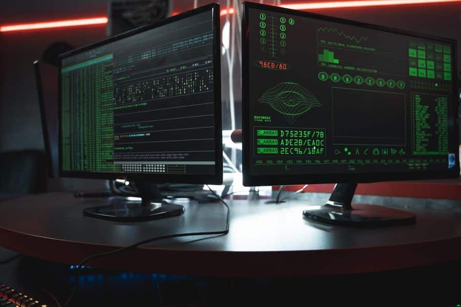 Monitores duales con interfaces de ciberseguridad