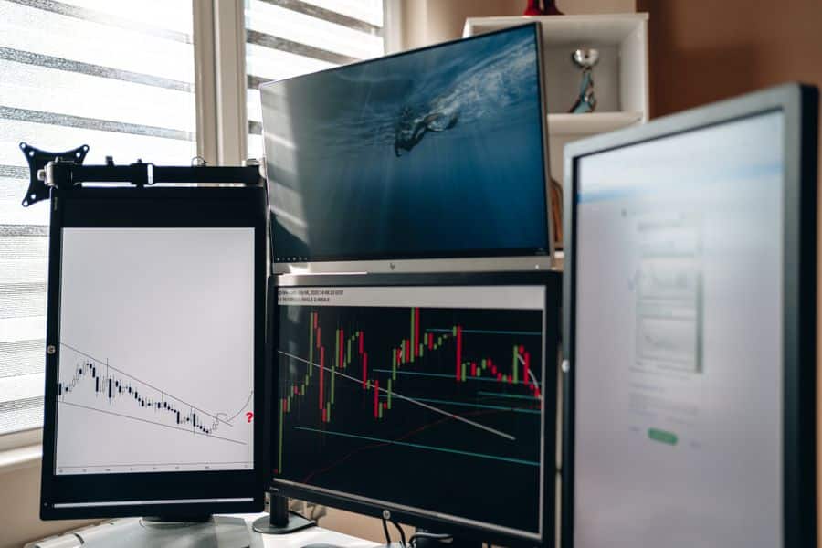 Monitores múltiples con gráficos de trading