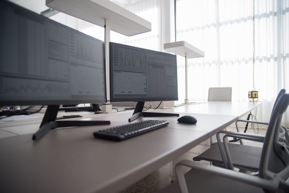 Monitores para PC en oficina moderna