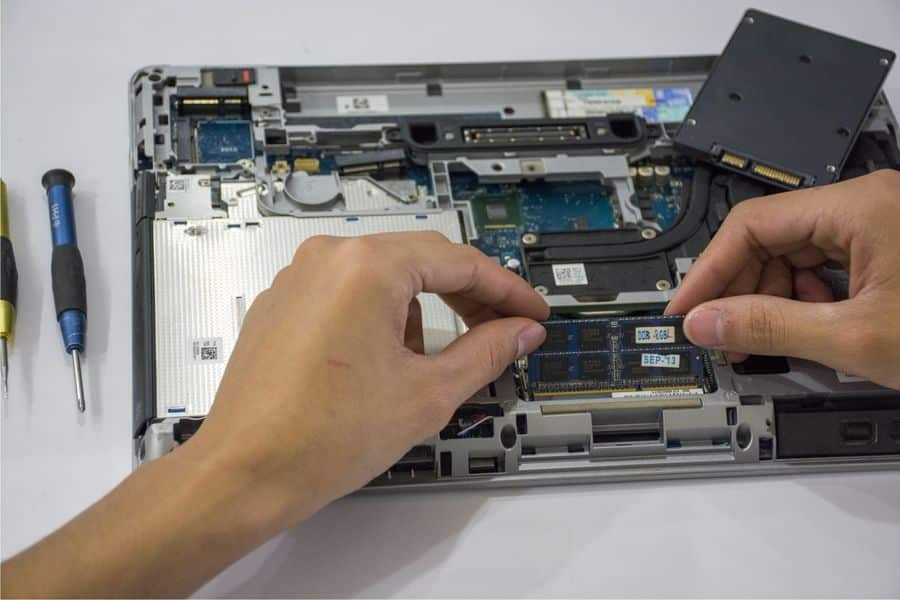 Montaje de componentes internos de laptop