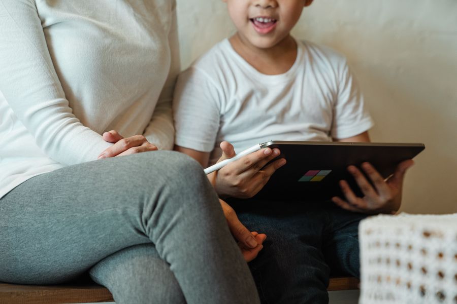 Niño con tablet y madre en control parental