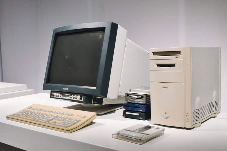 Ordenador antiguo con monitor CRT vintage