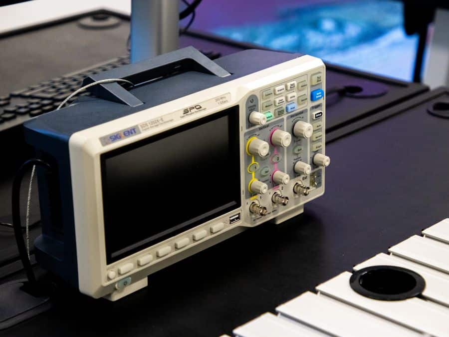 Osciloscopio digital en calibración electrónica
