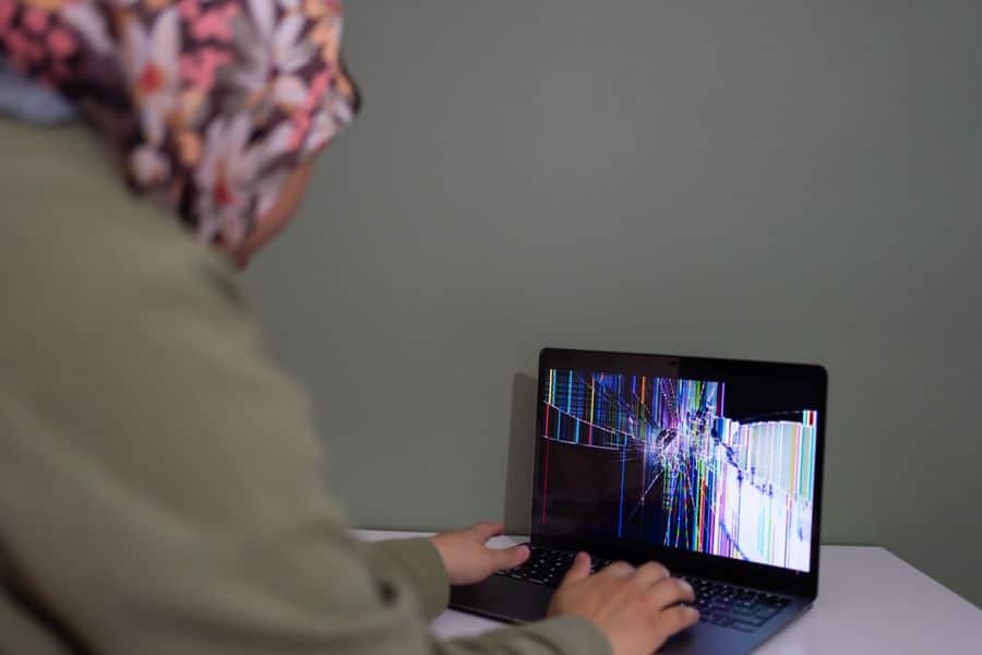 Pantalla rota de laptop defectuosa