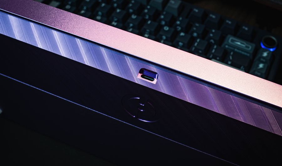 Puerto USB-C en monitor de computadora