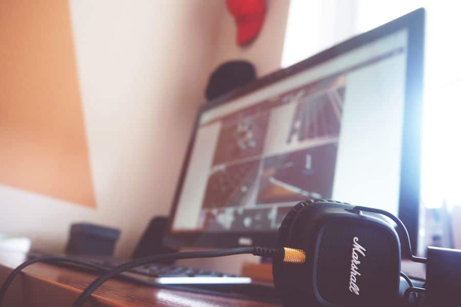Setup de PC de escritorio con auriculares