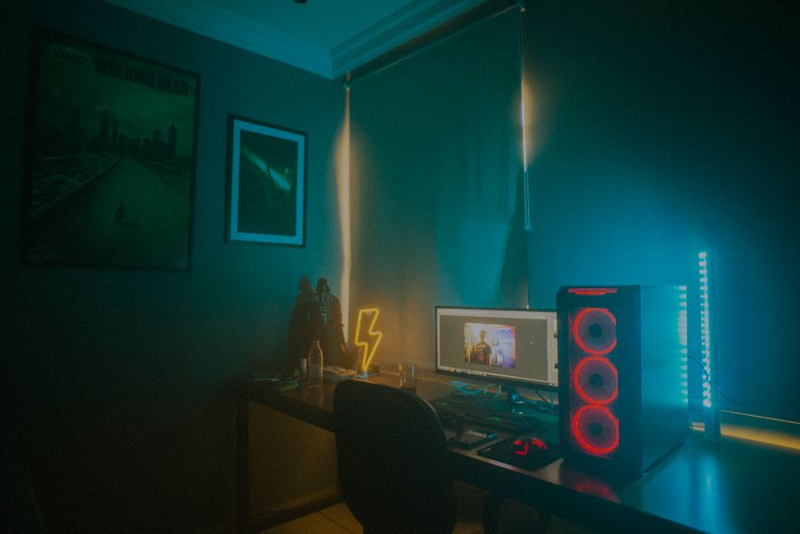 Setup gaming minimalista con PC de alto rendimiento