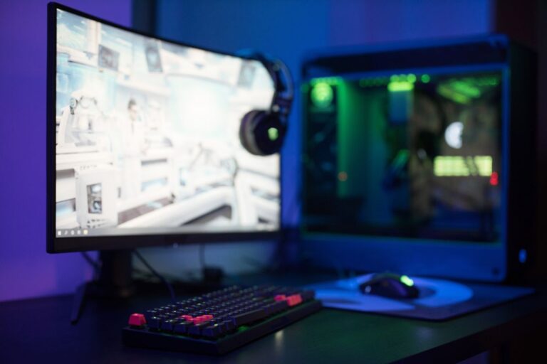 Setup gaming con monitor curvo y teclado RGB