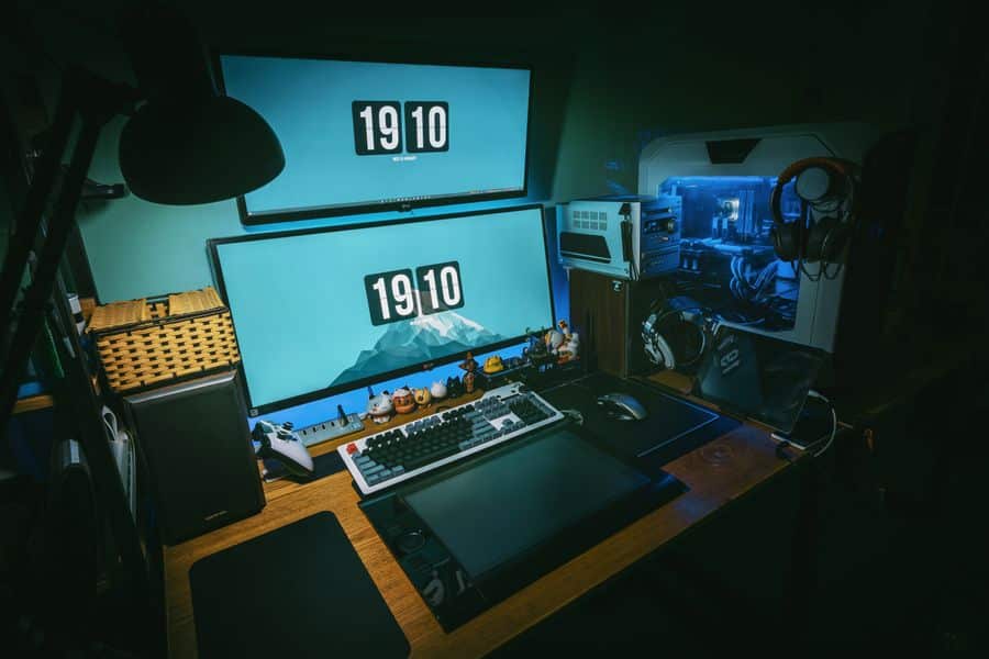 Setup gaming con monitores duales Gigabyte G24F-2