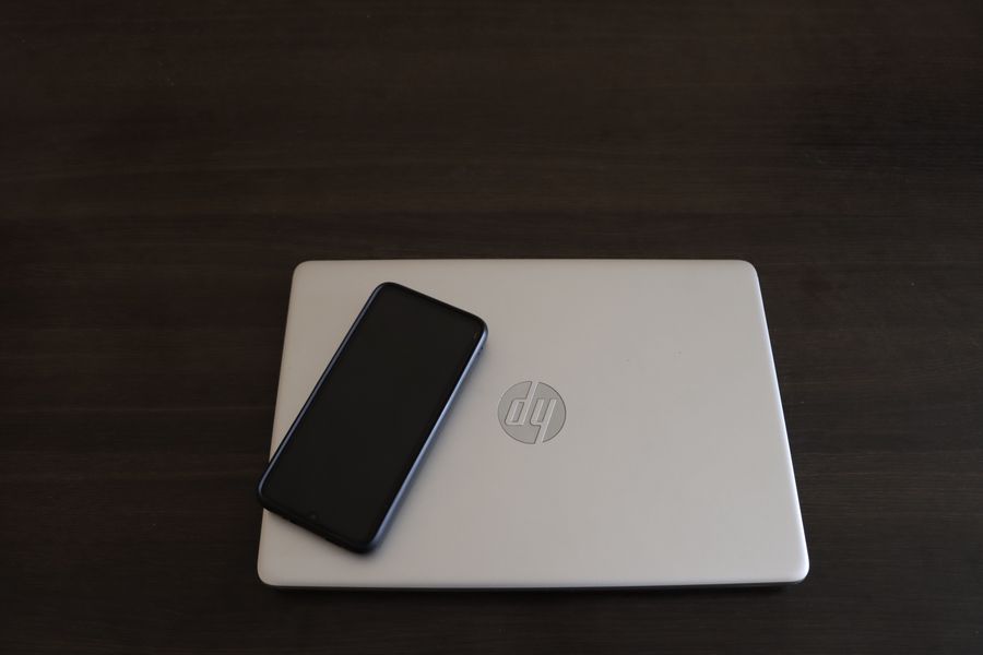 Smartphone y laptop HP para teletrabajo