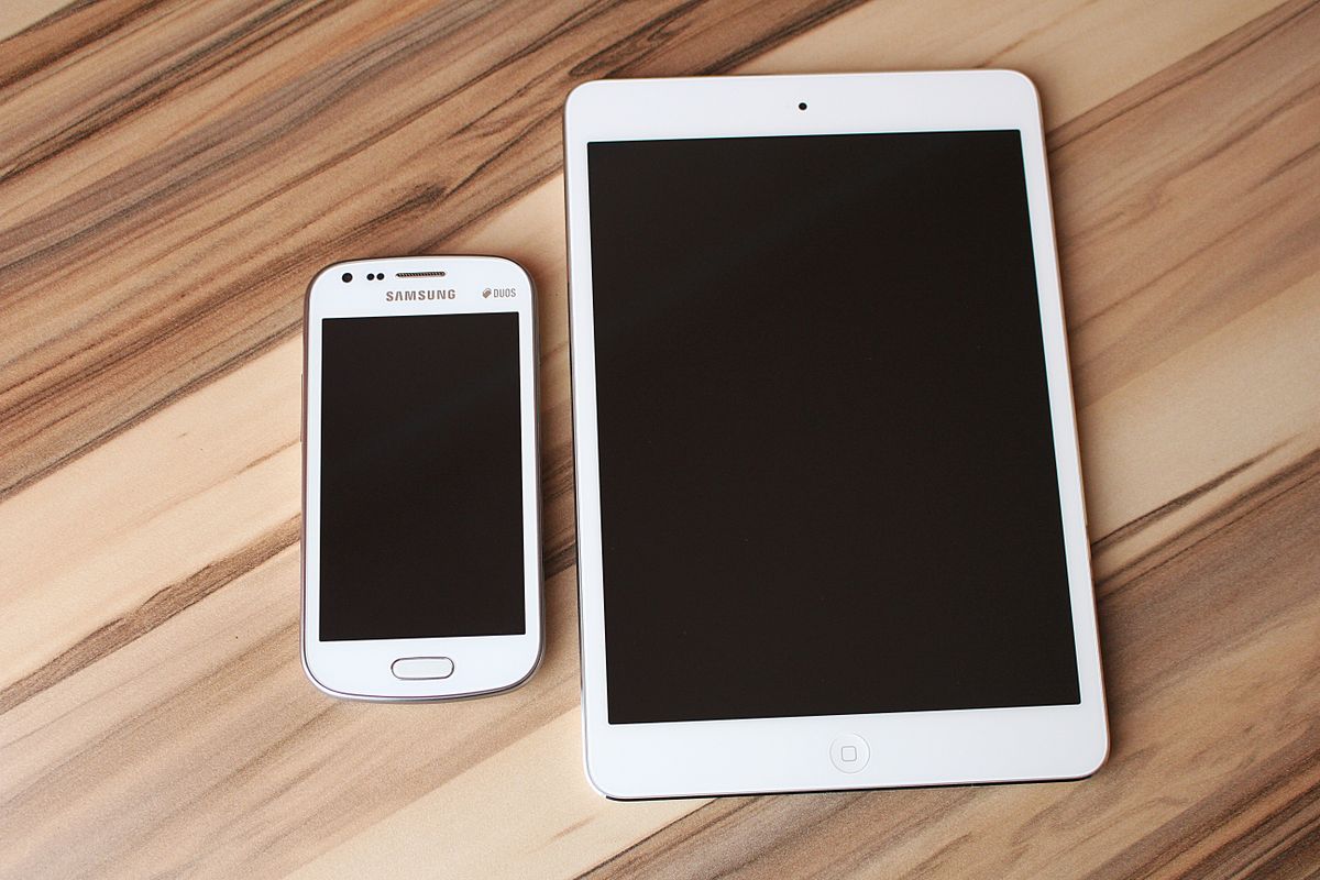 Smartphone y tablet Android sobre mesa