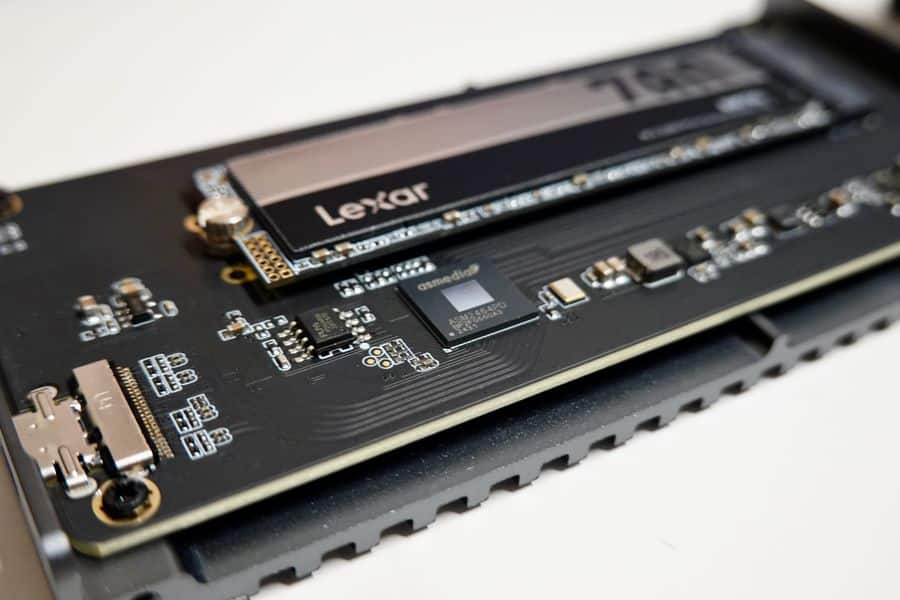 SSD NVMe Lexar y componentes electrónicos