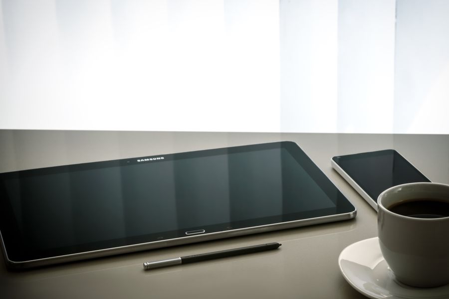 Tablet y smartphone en escritorio minimalista