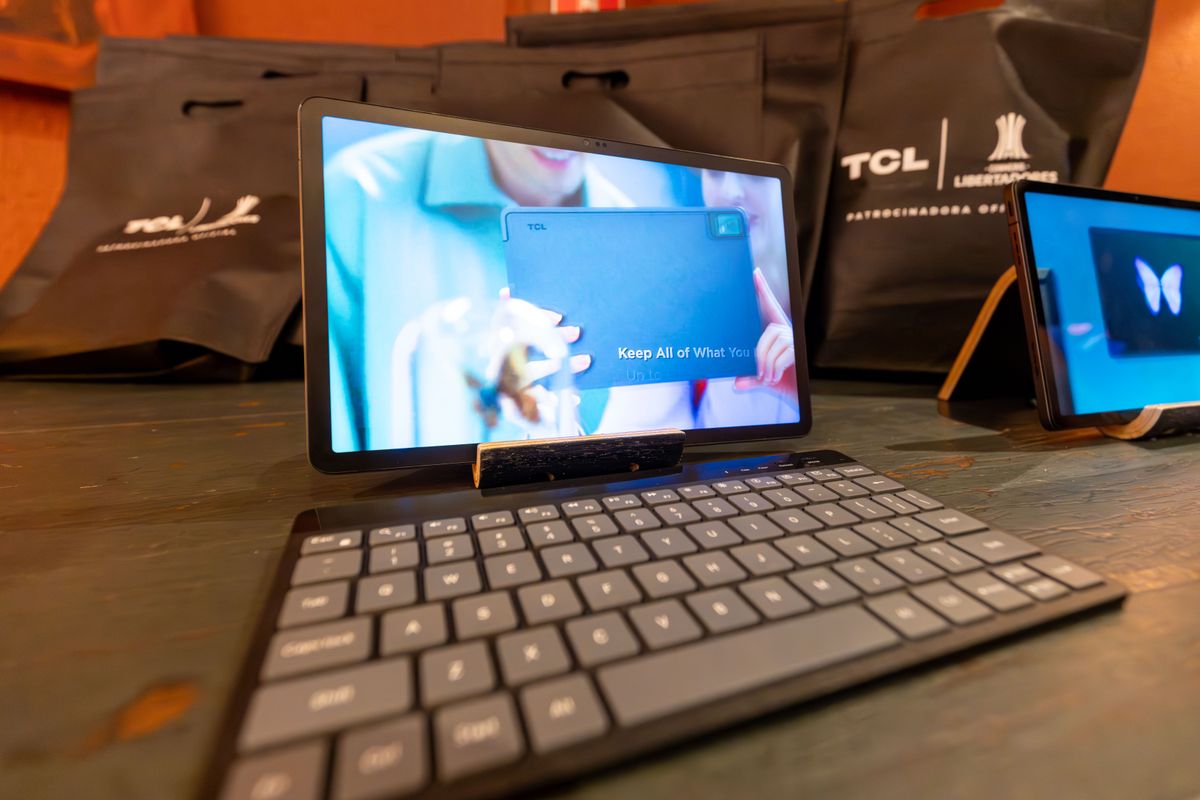 Tablet con teclado inalámbrico para segunda pantalla