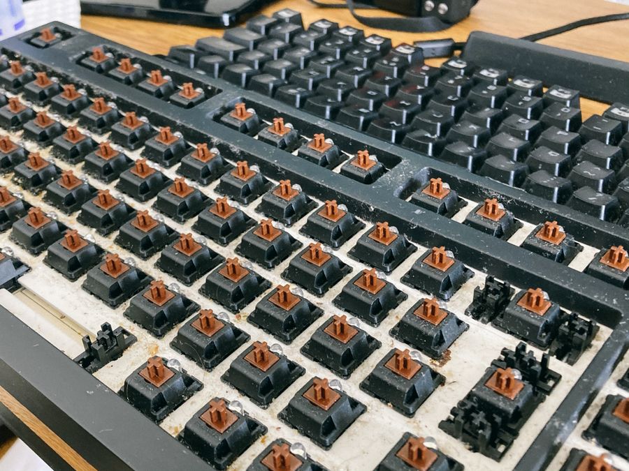 Teclado desmontado para limpieza exterior