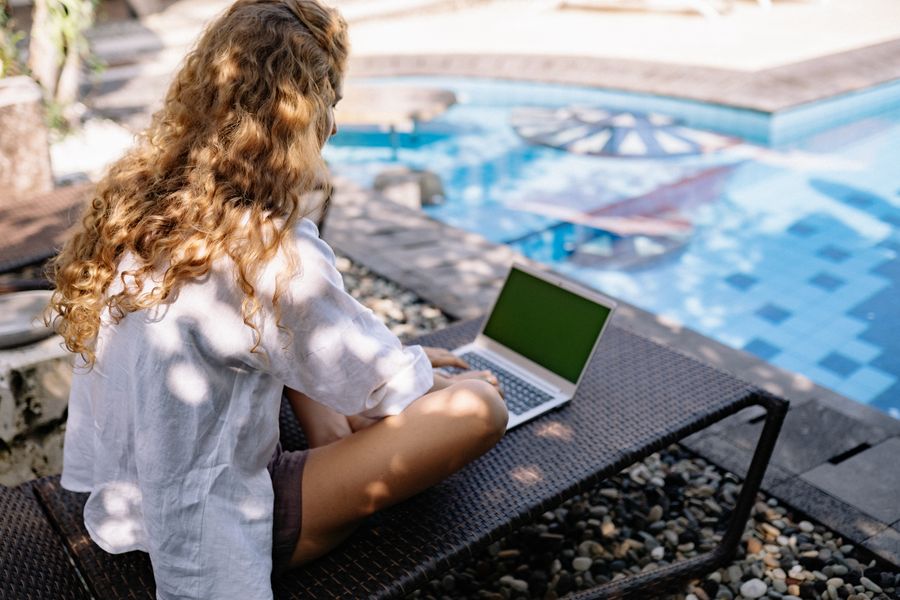 Trabajo remoto junto a piscina verano