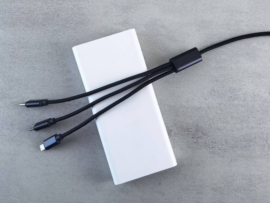 Detalle del conector reversible de un cable USB-C frente a un conector Micro USB
