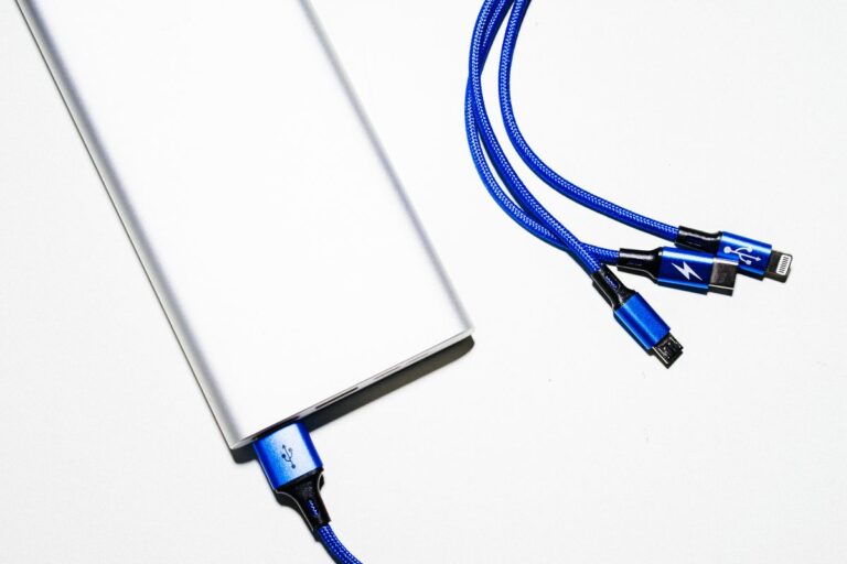 Tres cables sobre una mesa que muestran las diferencias entre USB-C, Lightning y Micro USB