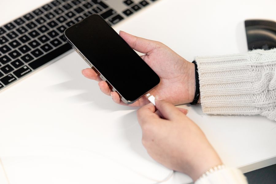 Cables de datos de distinto grosor que ilustran el calibre AWG en un cable USB-C